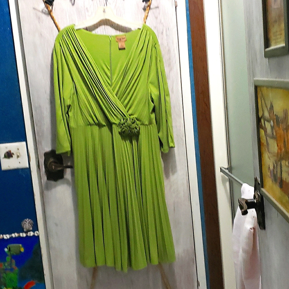 Dress - Picture 2 of 5
